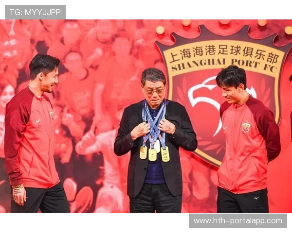 上海海港庆中超三连冠，徐根宝寄语俱乐部“多出人才”