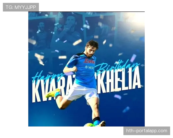 克瓦拉茨赫利亚进球后与队友门德斯庆祝，巴黎2-0领先利物浦